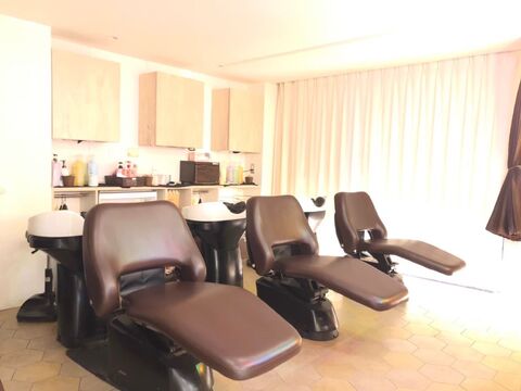 【六地蔵】≪毎週日月休み≫≪10～16時までの営業時間≫主婦美容師さん応援サロン！営業時間もコンパクトなので家庭との両立もしやすいですよ！勤務されているスタッフは皆主婦さん！ママさんスタッフが働きやすいサロン！入客チャンスも多く、風通しも良く離職率がとても低いサロン！「PLUS 六地蔵店（プルスロクジゾウテン）」からスタイリスト（美容師）の求人☆☆