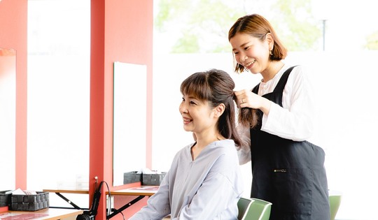 【松島二丁目】≪完全週休二日制≫≪夏季休暇GWはお店自体お休み≫≪資格取得支援制度あり≫≪車バイク通勤OK≫≪未経験OK≫≪ブランク明けの方でもOK≫福利厚生が充実しているカラー専門店！「カラープラス高松松島店（カラープラスタカマツマツシマテン）」からカラーリスト（美容師）の求人☆★