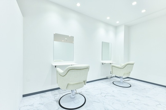 【枚方市駅】 ≪インボイス制度のサポートあり≫≪完全マンツーマン≫≪完全自由シフト≫≪最大45万円の保証給あり≫≪正社員制度あり≫トリートメント・ヘアケアなどの髪質改善に特化した大人気ヘアサロン！勤務時間や休みなどご希望に合わせた働き方が可能です！「afrodite 枚方店（アフロディーテヒラカタテン）」からスタイリスト（美容師）の求人☆★