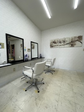 【川西町】≪社会保険完備・18時30分迄に退勤可能・有給休暇あり≫子育て中のママさんに理解のある環境！！地域密着型で幅広い世代のお客様から大人気のヘアサロン「ART HAIR（アートヘアー）」からスタイリスト（美容師）の求人☆★