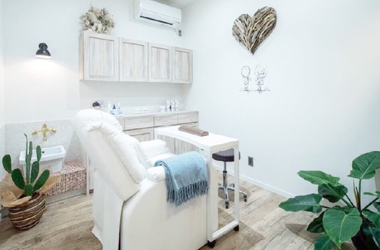 【北長瀬】≪月休9日・平均年10.5日の有給消化・高月給スタート・社会保険完備・営業中のレッスンOK≫お客様一人ひとりにしっかり向き合いながら接客ができるヘアサロン「farfara（ファルファラ）」からアシスタント（美容師）の求人☆★