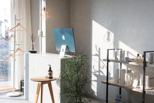 【岡山駅】≪土日休みOK≫≪社会保険完備≫≪16時までの勤務OK≫スタイリストオンリー！！髪質改善，ヘッドスパに特化しており高単価！！お客様を大切にするマンツーマン接客！プライベートを大切にしたい方へ！！「Mint leaf（ミントリーフ）」からスタイリスト（美容師）の求人☆★