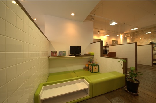 【池田駅】≪年間休日120日≫≪社会保険完備≫≪月給26万円スタート！≫≪18時過ぎに退勤可能≫特許技術のカットや、着付けも学べるます！入客チャンスも多く、ママさん美容師さんも多数活躍しています！「Cache Cache by Capelito（カシュカシュバイカペリート）」からスタイリスト（美容師）の求人☆★