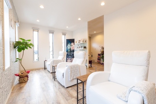 【鳥栖駅】≪未経験大歓迎・残業やノルマなし・19時退勤・駐車場完備・休憩1時間・車通勤OK・ネイル髪色自由・SNSブログ更新なし・研修充実・最短3週間でデビュー・平均給与22万円≫研修期間中も給与発生！お客様のキレイをサポートするトータルビューティーサロン「Feaure 鳥栖店（フィオーレトステン）」からアイリスト（まつげエクステ・まつげパーマ・アイブロウ）の求人☆☆