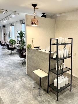 【天神橋筋六丁目】≪完全週休2日制≫≪20時までに退勤可能≫≪駅から徒歩1分≫≪客単価11000円≫≪休憩1時間保障≫オシャレな内装と丁寧な接客が人気のサロン！お客様一人ひとりに向き合った施術をしたい方にオススメです。土日休みの相談可能など、他にも良い条件がたくさんあります！「ROI.（ロイ）」からスタイリスト（美容師）の求人☆★