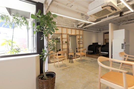 【中津】≪未経験・通信生・新卒生歓迎≫≪社会保険完備≫≪土日休み月4回まで相談OK≫≪営業時間内レッスンのみ≫≪最短1年半デビュー≫≪20時までに退勤可≫≪客層20代メイン≫髪にも地球にも優しくがコンセプトの髪質改善サロン！遅くまでの居残りレッスンなどは一切なし、動画カリキュラムでしっかり技術が身に付けられます！「uru.（ウル）」からアシスタント（美容師）の求人★☆