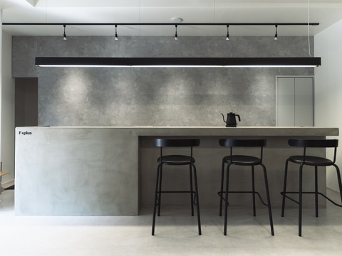 【駒川中野】≪完全週休2日制・有給休暇あり≫≪社会保険完備≫≪最短2年デビュー≫地域密着の人気サロン！デザインカラーから髪質改善まで幅広く対応！厳選された商材や商品、豊富なカラー剤を取り揃えています！「F+plus（エフプラス）」からアシスタント（美容師）の求人★☆★