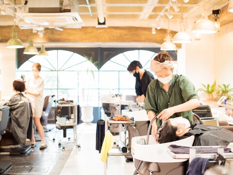 【吉祥寺】≪完全週休2日制・1年以内のデビュー可能・社会保険完備≫営業時間内を有効活用し、早期デビューが可能！時代にあわせた教育カリキュラムと労働環境で将来の不安なく勤務できます。「Reir 吉祥寺（レイールキチジョウジ）」からアシスタント（美容師）の求人★☆