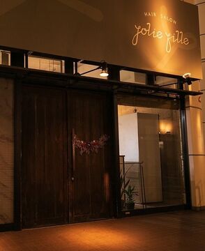 【高石駅】≪完全週休2日≫≪月給22万円≫≪最短1年デビュー≫≪営業18時まで≫≪社会保険あり≫若いスタッフが多数活躍中！早くスタイリストになって売れたい方、待ってます！「jolie fille 高石店（ジョリーフィーユタカイシテン）」からアシスタント（美容師）の求人☆★