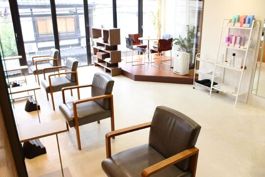 【河原町】≪月8日休み＆土日休みOK＆連休OK≫≪平均退社時間19時≫≪社会保険完備≫プライベートを大事にしながら、長く仕事を続けられる環境があります！離職率も低く、スタッフの仲が良いのも魅力的「physio GOKOMATI（フィジオゴコウマチ）」からスタイリスト（美容師）の求人☆★