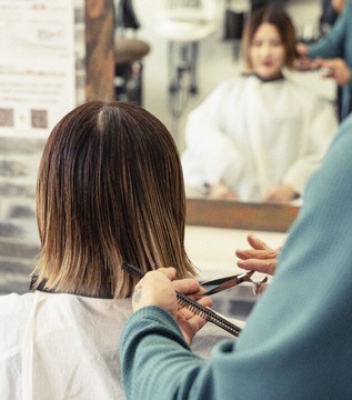 【楽々園】≪完全週休2日制・GW休暇・有給休暇あり≫≪社会保険完備≫高待遇で長く美容師を続けれる環境が揃っています！地域密着でゆったりした雰囲気のヘアサロン！「Crew 本店（クルーホンテン）」からアシスタント（美容師）の求人☆★