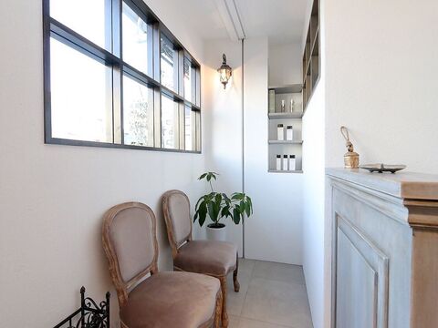 【南田辺】≪日曜日定休≫≪社会保険完備≫≪月給21.5万円スタート!!≫≪月8日休み≫≪未経験・通信生・新卒生OK≫プライベートとメリハリつけて働いていきたい方に!忙しいお店なのでどんどん実践でき、早期デビューも可能!「Aimer（エメ）」からアシスタント（美容師）の求人☆★☆