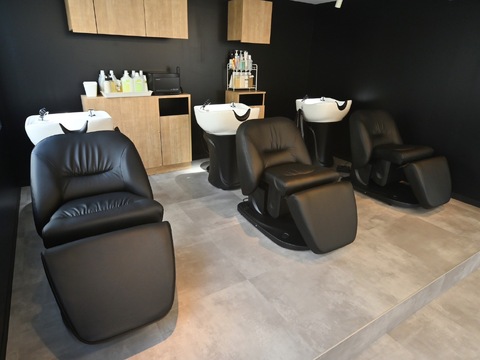 【明大前】≪完全週休2日制・20時までに退勤可能・透明感カラーがウリ≫美容師の地位向上を目指しているので、働きやすさはバッチリ！ハイレベルな技術を営業時間内に習得できます！「mulah（ミュラ）」からアシスタント（美容師）の求人☆★