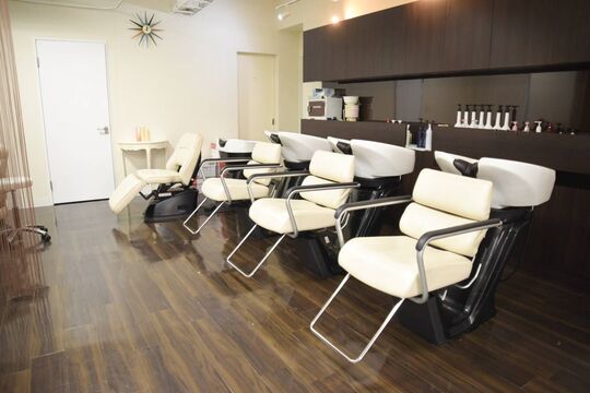 【塚口】≪完全週休2日制≫≪社会保険完備≫≪最短1年半デビュー！≫≪20時までに退勤OK≫全体講習会のため第1火曜はサロン定休日！そのほか営業中レッスンも可能なので、早くデビューしたい方にはオススメのサロンです！「la muse resort（ラミューゼリゾート）」からアシスタント（美容師）の求人☆★☆