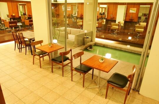 【千里中央】≪社会保険完備!!≫≪寮完備≫働きやすい条件が揃った地域密着型サロン。スタッフさん同士は仲が良くてとってもアットホームな社風です!!“AIRFLOW With the GARDEN（エアーフローウィズザガーデン）”からアシスタント（美容師）の求人☆★