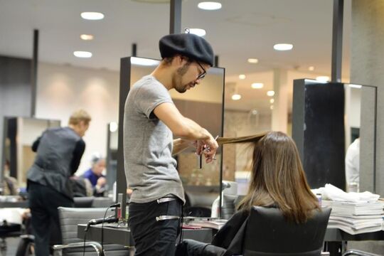 【梅田】≪土日休みOK≫≪売上の50〜60%還元≫自由出勤なので旅行も行きやすい！保証制度もあり！集客もあるので、稼ぎながらプライベートも充実させられますよ。月30万以上稼ぐ方も多数！「D-salon 梅田店（ディーサロンウメダテン）」からスタイリスト（美容師）の求人☆★