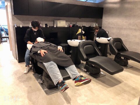 【静岡駅】◆指名50％／フリー45％還元◆20代のお客様を中心に支持されるトレンドサロン！最新設備を整えています！新規のお客様が多いので、顧客がいなくても安心の「＿WHITE 静岡店（アンダーバーホワイトシズオカテン）」からスタイリスト（美容師）の求人★☆