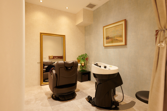 【目白】≪完全週休2日制・20時までに退勤可能・着付けあり≫マンツーマン接客でお客様としっかり向き合える！確かな技術力と髪に優しい施術で人気の老舗美容院「CANNON 目白本店（キャノンメジロホンテン）」からスタイリスト（美容師）の求人☆★