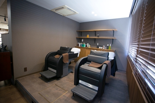 【南森町】≪月給30万円以上≫≪社会保険完備≫≪日曜休みあり≫≪ほぼ実働8時間≫ダンディな紳士のための美容師が働くメンズサロン！雇用や働く仕組みづくりなど、理美容業界と働く方の将来を真剣に考える「DEAR BARBER 南森町店（ディアバーバーミナミモリマチテン）」からスタイリスト（美容師）の求人★★