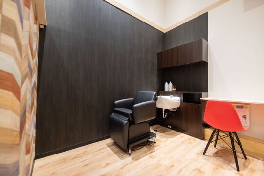 【豊田市駅】≪1日4時間から勤務OK≫≪土日休みOK≫≪16時までの勤務OK≫≪完全週休二日制≫≪女性のみのサロン≫産休、育休休暇もありママさんが働きやすい環境が整っています！急なお休みなどにも対応できるようにしてます！「COLOR PLUS イオンスタイル豊田店（カラープラスイオンスタイルトヨダテン）」からカラーリスト（美容師）の求人☆☆