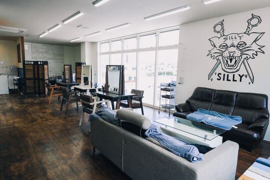 【琉球大学】≪月8日休み≫≪社会保険完備≫≪早期デビュー／新卒は勤務開始と同時にデビュー≫≪営業中レッスンOK≫≪土日休み相談OK≫10代〜20代の若者から絶大人気のメンズサロン！スタッフもお客様も年齢が近く仲良しなところがポイントです！「SILLY（シリー）」からアシスタント（美容師）の求人★★