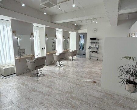 【布施駅】◆未経験・通信生・新卒生歓迎・社会保険完備・最短1年でスタイリストデビュー可能・ウィッグ代半額負担・独立支援あり◆ハイトーンなどのデザインカラーが人気のカラー特化型サロン！文句なしの教育体制でしっかり学んで成長したい方必見！「Lycnus（リクノス）」からアシスタント（美容師）の求人★☆