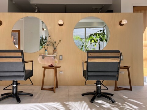 【渋谷駅】≪完全自由出勤≫≪保証期間中は指名売上70％還元≫業務委託の指名還元最大80％！SNS運用に実績のあるサロンでフォロワー数が伸び悩んでいる方にも独自のノウハウを指導してくれます。渋谷という立地ながら落ち着いた雰囲気の場所にあるサロンです。「Stam（スタン）」からスタイリスト（美容師）の求人★☆