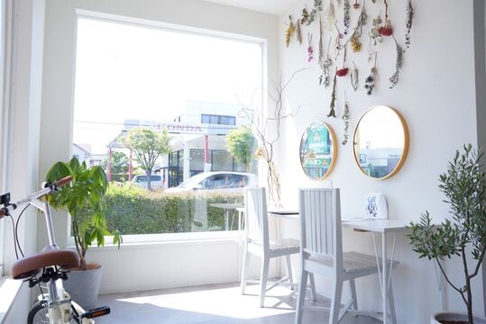 【小森野町】≪完全週休2日制・月給30万円以上も可能・社会保険完備・入客チャンスあり・パートアルバイトも募集≫充実した福利厚生なので働きやすさ抜群！あなたの経験を活かしてサロンを盛り上げましょう！入客チャンスもあるため歩合給もつきやすくオススメのヘアサロン「hair salon Nut’s（ヘアサロンナッツ）」からスタイリスト（美容師）の求人☆★☆