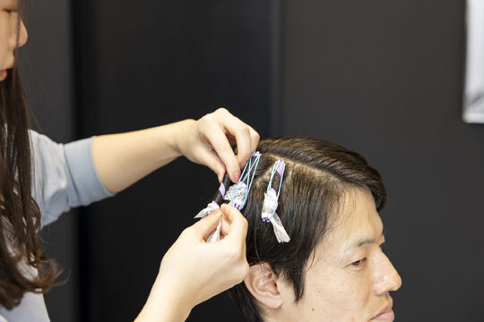 【舞松原】≪社会保険完備・完全週休二日制・毎週2連休・早期スタイリストデビュー可能・有給休暇あり・パーマスタイルが人気≫手厚い好待遇に加え、自分の時間も大切にできます！幅広い技術が学べお仕事がいまよりきっと好きになるアットホームなバーバーショップ「IZUMI＋（イズミプラス）」からアシスタント（理容師）の求人★☆