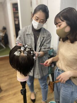 【南森町】≪月給19万円〜≫≪実働9時間≫≪完全週休2日制≫≪日曜休みOK≫≪社会保険完備≫営業時間内レッスンも可能◎シーズンごとに撮影も行っており学べる環境あり！「Hair resort Lino（ヘアリゾートリノ）」からアシスタント（美容師）の求人☆★