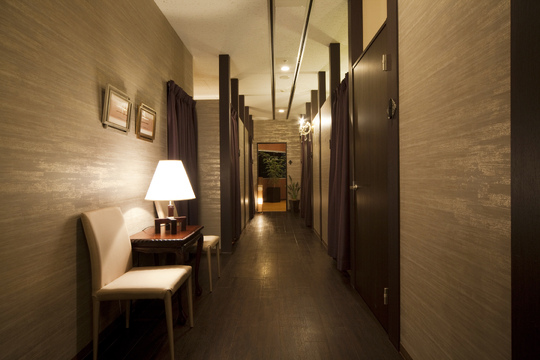 【梅田】≪社会保険完備≫≪月9日休み≫≪産休育休取得実績あり≫≪未経験・新卒生OK≫美容に興味がある方大歓迎！外部講習・セミナーなど学べる環境が充実しているため、安心して技術習得ができますよ！「ESCOS 梅田本店（エスコスウメダホンテン）」からエステティシャンの求人☆☆