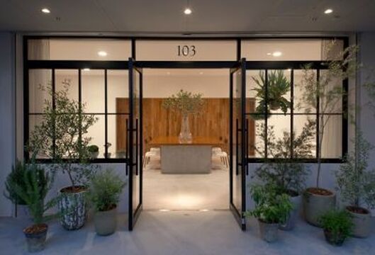 【和泉府中】≪月給18.5万円〜≫≪新卒も大歓迎 ≫≪ 月7.8日休み＆第3日曜日休みあり!!≫≪社会保険完備≫ライフワークバランスを尊重してくれる環境を完備★話題の今雑誌などに掲載されているサロン◎南大阪注目のFleur（フルール）からアシスタント（美容師）の求人☆★☆