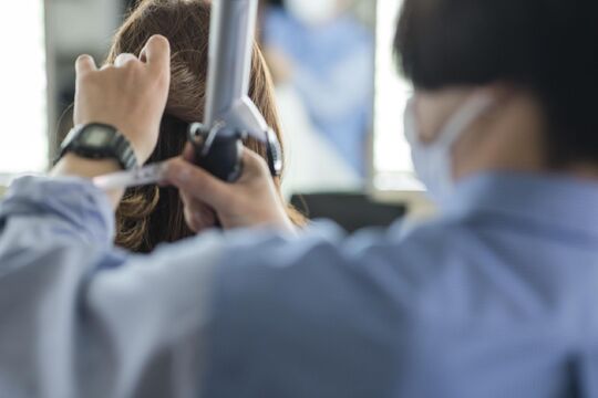 【今福鶴見】≪正社員なのに完全自由シフト制≫≪完全週休2日制≫≪月に2回土日休みOK≫≪社会保険完備≫パートのママさん美容師も歓迎！新規のお客様が多いので、入客チャンスも多数あり！給与が安くて休みも休憩もない、そんな美容師の働き方を変えたサロン「Rowel（ローウェル）」からスタイリスト（美容師）の求人★☆