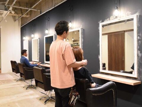 【博多駅南】≪完全週休二日制・社会保険完備・住宅手当あり・単価1万円以上≫60～70％の高リピート率！！働きやすい環境で長くお仕事してみませんか！ お客様に寄り添う接客が人気のヘアサロン「Hair design attrico（ヘアーデザインアトリコ）」からアシスタント（美容師）の求人★☆