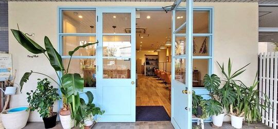 【八尾南】≪月給21万円≫≪完全週休2日制≫≪有給休暇あり≫≪平均18時退勤可能≫≪社会保険完備≫≪営業中レッスン＆早期デビュー≫≪残業手当あり≫ナチュラルでアンティーク調の可愛いヘアサロン！とっても働きやすい環境ですよ！「Merry Perch hair（メリーパーチヘアー）」からアシスタント（美容師）の求人★☆