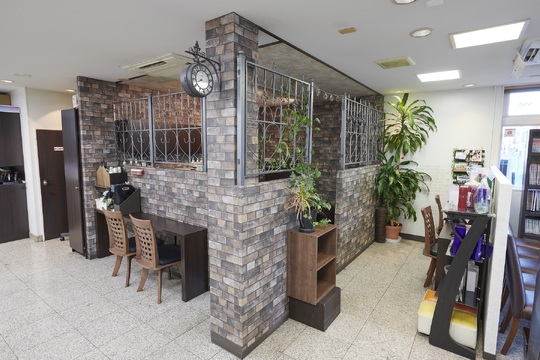 【原山】≪社会保険完備≫≪土日休み取得可能≫≪独立支援やFC展開あり≫≪フリー40％／指名45～50％の高還元率≫40代からでも遅くない！生涯働けるサロン環境で美容師としての価値を、長くお客様に提供できます。チームワーク重視で人間関係の摩擦も少ない！ライフステージに合った勤務ができる「Leaves 原山店（リーブスハラヤマテン）」からスタイリスト（美容師）の求人★☆