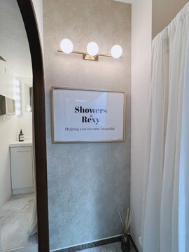 【元町・中華街】≪髪色、ネイル自由・自由度の高い勤務体系・客単価10000円の高単価サロン・口コミ高評価多数！≫お客様ひとりひとりと丁寧に向き合えます！仕事とプライベートを両立させられて、スタッフ満足度も高いサロン「Showers.（シャワーズ）」からネイリスト（ネイル）の求人☆☆