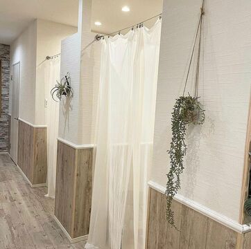 【光が丘】≪月休8,9日・社会保険完備・実働8時間≫仕事もプライベートも充実させたい方にオススメ！最新の技術を取り入れてお客様の満足度を高めています！おしゃれなカフェが併設されているトータルビューティーサロン「eyelashsalon TOM（アイラッシュサロントム）」からアイリスト（まつげエクステ・まつげパーマ・アイブロウ）の求人☆☆