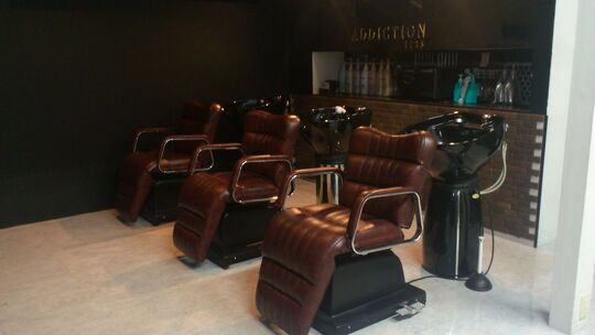 【緑地公園】≪平均退社時間19時!!≫≪バースデー休暇あり♪≫仕事もプライベートも充実できる環境が大人気!スタッフのチームワーク抜群のアットホームサロン“addiction 1138（アディクション 1138）”からスタイリスト（美容師）の求人★☆