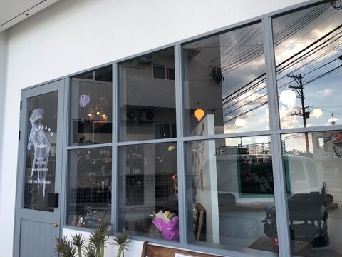 【読谷村】≪月給35万円スタート・完全週休二日制・毎週日曜は定休・社会保険完備・業務委託OK≫充実した福利厚生！新規のお客様が溢れているので入客チャンスバッチリ！業務委託でもしっかり稼げます！ハイトーンデザインだけでなく幅広い世代のお客様から愛されるヘアサロン「olaplano（オラプラノ）」からスタイリスト（美容師）の求人★☆