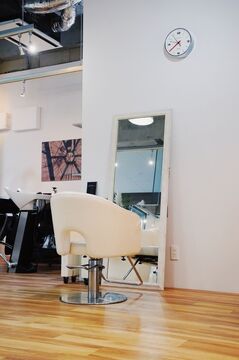 【西鉄久留米】≪社会保険完備≫小規模×少人数！！親身になった接客でお客様と関わりたくさんの笑顔を創ります！！オーナーさんから直接技術を学べるヘアサロン「hair bloom（へアーブルーム）」からスタイリスト（美容師）の求人☆★☆