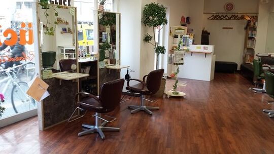 【九条】 社会保険加入の相談OK  独立支援制度あり 地域密着で幅広い年代のお客様に大人気のヘアサロン！仕事と休みのメリハリをつけて長く働ける環境です！お店の売上に応じて歩合給もあり！「Gluck Hair Relaxation 九条店（グルックヘアリラクゼーションクジョウテン）」からスタイリスト（美容師）の求人☆★☆