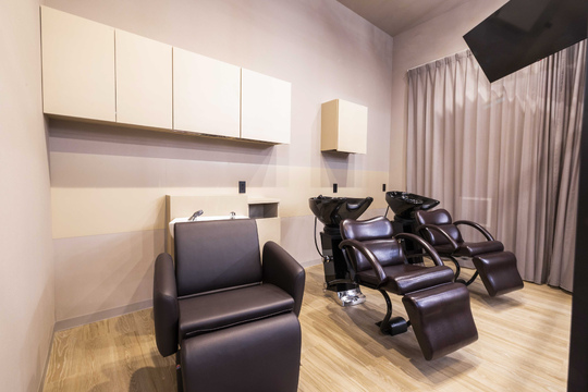 【桑名駅】■勤務時間外の残業無し・休憩はきっちり1時間確保・産休育休制度あり・社会保険完備・週2日からでも勤務できます■手荒れ、ブランクのある方もしっかりとした研修がありますので安心して働いてもらえます「2026年春、大型商業施設にオープン予定のカラー専門店」からカラーリスト（美容師）の求人☆★