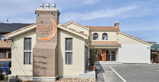 【高浜港】≪完全週休2日制≫≪社会保険完備≫≪営業中レッスンOK≫2年以内でスタイリストデビュー可能なカリキュラムあり！有給休暇やGW休暇もあるのでプライベートも充実させられるサロンです！「RUMI（ルミ）」からアシスタント（美容師）の求人★☆