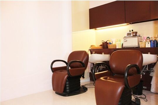 【三国ヶ丘】≪月7日休み≫≪20時までに退勤可能≫≪駅近＋車通勤OK≫地域密着でアットホームなヘアサロン☆1人1人のお客様と向き合うことが出来、美容師として無理なく長く働ける環境です☆Duex Style（ドゥスタイル）からスタイリスト（美容師）の求人★☆