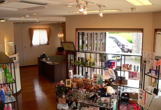 【重留新町】≪社会保険完備≫≪週休2日≫勤続年数に対して基本給がUPするので安定して長くお仕事できます！退勤時間が早くプライベートも充実できるヘアサロン「S・U・M・L・O・C・K 重留店（サムロックシゲトメテン）」からスタイリスト（美容師・理容師）の求人☆★