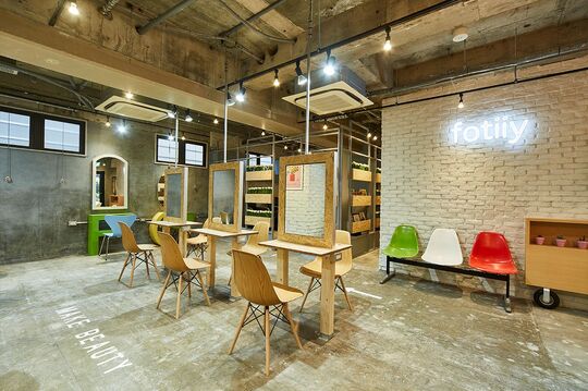 【茶屋町】≪月8,9日休み・有給休暇あり≫≪社会保険完備≫≪最短1年半デビュー≫茶屋町のカジュアルヘアサロン！好条件が整い安心して長く働ける環境です！「fotiiy 大阪梅田茶屋町店（ホティオオサカウメダチャヤマチテン）」からアシスタント（美容師）の求人☆★