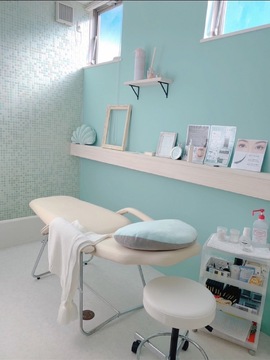 【精華町光台】土曜平日は19時台、日祝は18時台に退勤OKで夜遅くなる心配なし！≪社会保険完備≫年に8日ほど、定休日とは別で日曜休みありでプライベートとの両立が叶う！地域のお客様に家族ぐるみで愛されるアットホームサロン「nasciHAIRMAKE（ナスキーヘアメイク）」からスタイリスト（美容師）の求人☆★