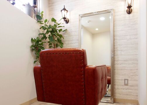 【西梅田】≪土日祝は20時退勤可能≫≪営業中レッスンOK≫≪頑張れば2年でデビュー可能≫≪海外旅行あり≫女性に人気のおしゃれなサロン！しっかりと技術＆接客を学べます！ヘッドスパやヘアセットが好きな方にもおすすめ！「epilogue（エピローグ）」からアシスタント（美容師）の求人☆★☆