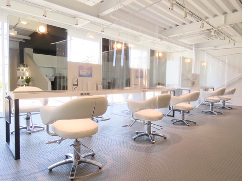 【伏見】≪月給26万円～≫≪月8,9日休み≫≪社会保険完備≫入客チャンスあり！幅広い年齢層のお客様の入客が可能！早い時は18：50に帰れるのでプライベートも充実できますよ！「hair art Le Riow byNYNY（ヘアーアートリオンバイニューヨークニューヨーク）」からスタイリスト（美容師）の求人☆★☆